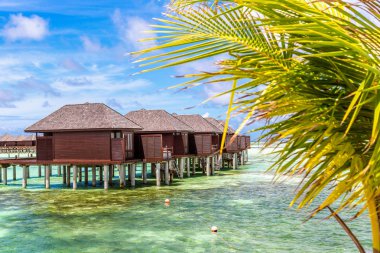 Maldivler - 24 Haziran 2018: Su Villa (Bungalov) ve yaz günü, Maldivler tropik sahilde ahşap köprü