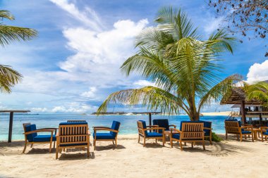 Maldivler - 24 Haziran 2018: Masa ve sandalyeler tropikal plaj Restoran, yaz günü Maldivler