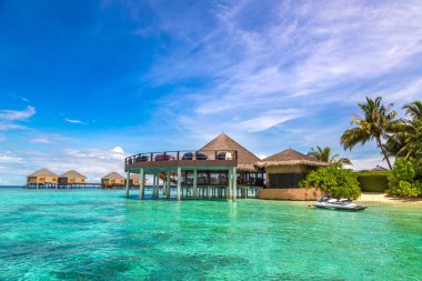 Maldivler - 24 Haziran 2018: Su Villa (Bungalov) ve yaz günü, Maldivler tropik sahilde ahşap köprü