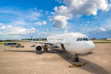 Uçak bir yaz günü Velana Uluslararası Havalimanı Male, Maldivler içinde kalkışa hazır