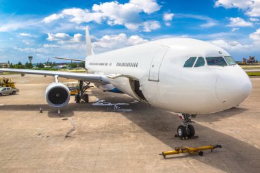 Uçak bir yaz günü Velana Uluslararası Havalimanı Male, Maldivler içinde kalkışa hazır