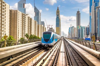 Dubai metro hattı Dubai 'de bir yaz günü, Birleşik Arap Emirlikleri