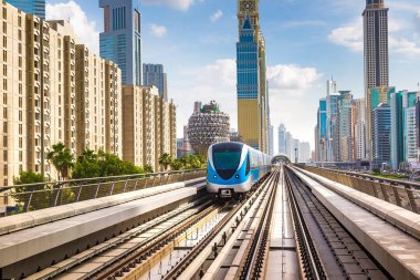 Dubai metro hattı Dubai 'de bir yaz günü, Birleşik Arap Emirlikleri