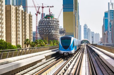Dubai metro hattı Dubai 'de bir yaz günü, Birleşik Arap Emirlikleri