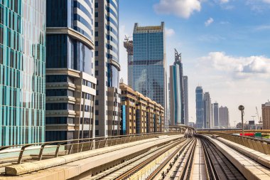 Dubai metro hattı Dubai 'de bir yaz günü, Birleşik Arap Emirlikleri