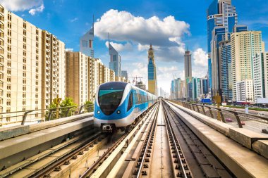Dubai metro hattı Dubai 'de bir yaz günü, Birleşik Arap Emirlikleri
