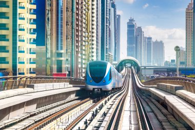 Dubai metro hattı Dubai 'de bir yaz günü, Birleşik Arap Emirlikleri