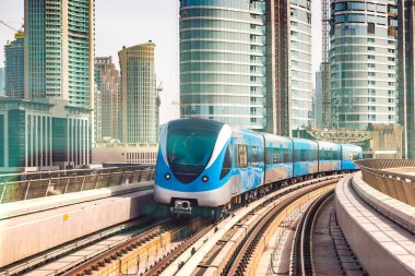 Dubai metro hattı Dubai 'de bir yaz günü, Birleşik Arap Emirlikleri