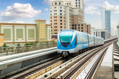 Dubai metro hattı Dubai 'de bir yaz günü, Birleşik Arap Emirlikleri