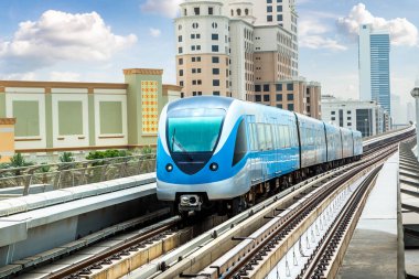 Dubai metro hattı Dubai 'de bir yaz günü, Birleşik Arap Emirlikleri