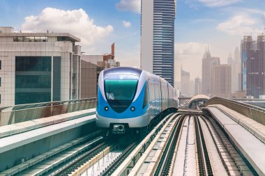 Dubai metro hattı Dubai 'de bir yaz günü, Birleşik Arap Emirlikleri