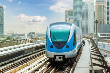 Dubai metro hattı Dubai 'de bir yaz günü, Birleşik Arap Emirlikleri