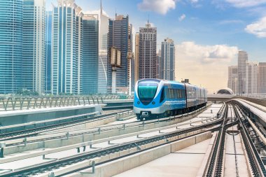 Dubai metro hattı Dubai 'de bir yaz günü, Birleşik Arap Emirlikleri