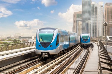 Dubai metro hattı Dubai 'de bir yaz günü, Birleşik Arap Emirlikleri
