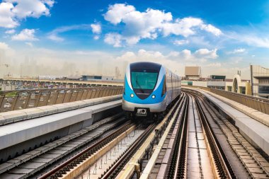 Dubai metro hattı Dubai 'de bir yaz günü, Birleşik Arap Emirlikleri