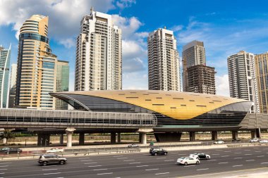 Bir yaz günü, Birleşik Arap Emirlikleri Dubai futuristik metro istasyonu