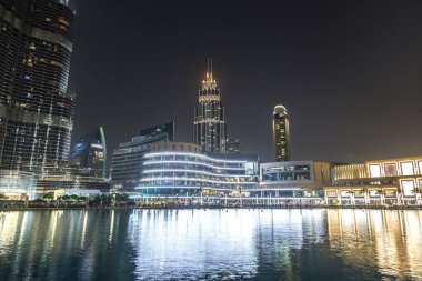 Dubai, Birleşik Arap Emirlikleri - 26 Haziran 2018: Dubai downtown, gece, Birleşik Arap Emirlikleri