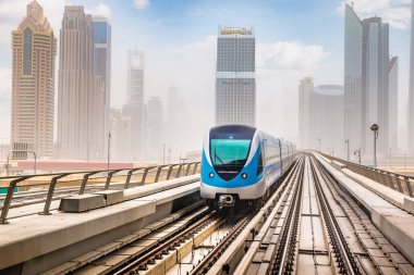 Dubai metro hattı Dubai 'de bir yaz günü, Birleşik Arap Emirlikleri