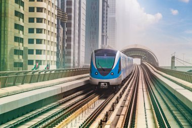 Dubai metro hattı Dubai 'de bir yaz günü, Birleşik Arap Emirlikleri