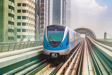 Dubai metro hattı Dubai 'de bir yaz günü, Birleşik Arap Emirlikleri