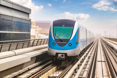 Dubai metro hattı Dubai 'de bir yaz günü, Birleşik Arap Emirlikleri