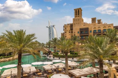 Dubai, Birleşik Arap Emirlikleri - 26 Haziran 2018: Burj Al Arap otelden Madinat Jumeirah lüks otelin bir yaz günü Dubai, Suudi Arabistan, manzaraya