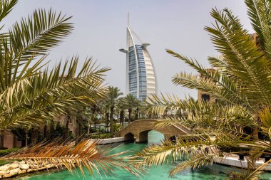 Dubai, Birleşik Arap Emirlikleri - 26 Haziran 2018: Burj Al Arap otelden Madinat Jumeirah lüks otelin bir yaz günü Dubai, Suudi Arabistan, manzaraya