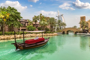 Dubai, Birleşik Arap Emirlikleri - 26 Haziran 2018: Burj Al Arap otelden Madinat Jumeirah lüks otelin bir yaz günü Dubai, Suudi Arabistan, manzaraya