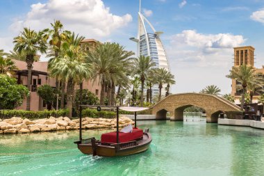 Dubai, Birleşik Arap Emirlikleri - 26 Haziran 2018: Burj Al Arap otelden Madinat Jumeirah lüks otelin bir yaz günü Dubai, Suudi Arabistan, manzaraya