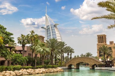 Dubai, Birleşik Arap Emirlikleri - 26 Haziran 2018: Burj Al Arap otelden Madinat Jumeirah lüks otelin bir yaz günü Dubai, Suudi Arabistan, manzaraya