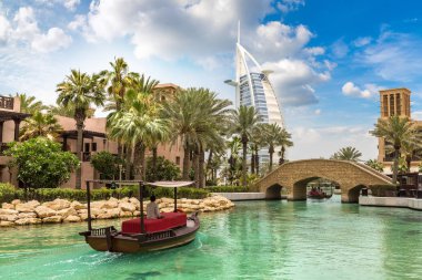 Dubai, Birleşik Arap Emirlikleri - 26 Haziran 2018: Burj Al Arap otelden Madinat Jumeirah lüks otelin bir yaz günü Dubai, Suudi Arabistan, manzaraya