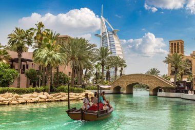 Dubai, Birleşik Arap Emirlikleri - 26 Haziran 2018: Burj Al Arap otelden Madinat Jumeirah lüks otelin bir yaz günü Dubai, Suudi Arabistan, manzaraya