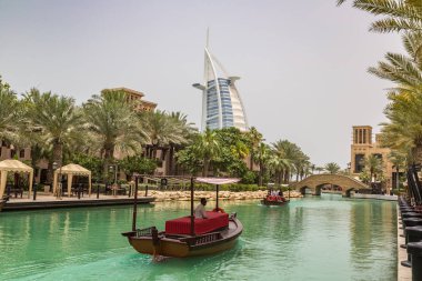 Dubai, Birleşik Arap Emirlikleri - 26 Haziran 2018: Burj Al Arap otelden Madinat Jumeirah lüks otelin bir yaz günü Dubai, Suudi Arabistan, manzaraya