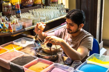 Dubai, Birleşik Arap Emirlikleri - 26 Haziran 2018: Usta manzara sahne bir şişede, Madinat Jumeirah, Dubai, Türkiye içinde renkli kum kullanarak yapar