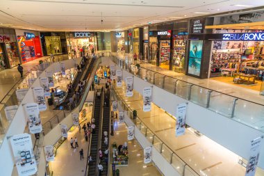 Dubai, Birleşik Arap Emirlikleri - 26 Haziran 2018: Dubai Marina Alışveriş merkezinde bir yaz günü içinde Dubai, İngiltere