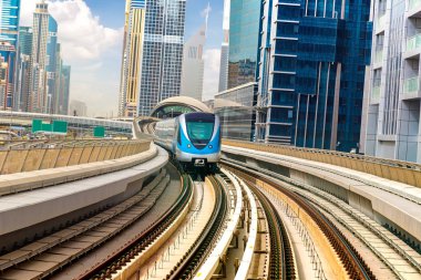 Dubai metro hattı Dubai 'de bir yaz günü, Birleşik Arap Emirlikleri