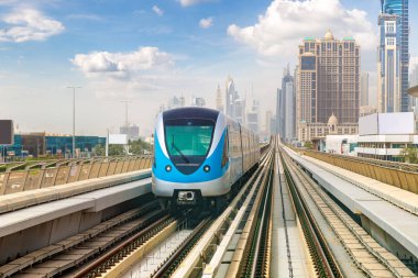 Dubai metro hattı Dubai 'de bir yaz günü, Birleşik Arap Emirlikleri