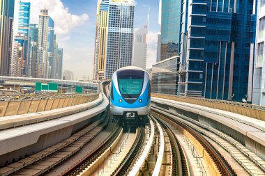 Dubai metro hattı Dubai 'de bir yaz günü, Birleşik Arap Emirlikleri