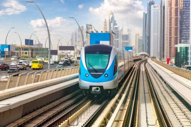 Dubai metro hattı Dubai 'de bir yaz günü, Birleşik Arap Emirlikleri