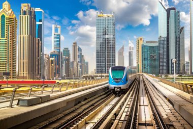 Dubai metro hattı Dubai 'de bir yaz günü, Birleşik Arap Emirlikleri