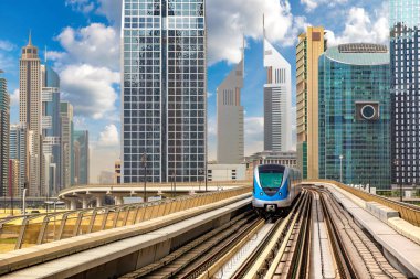 Dubai metro hattı Dubai 'de bir yaz günü, Birleşik Arap Emirlikleri