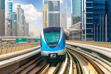 Dubai metro hattı Dubai 'de bir yaz günü, Birleşik Arap Emirlikleri