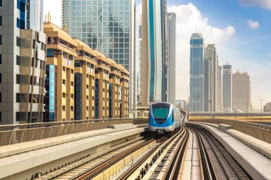 Dubai metro hattı Dubai 'de bir yaz günü, Birleşik Arap Emirlikleri
