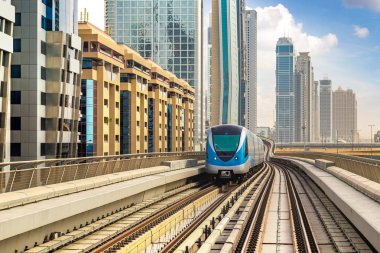Dubai metro hattı Dubai 'de bir yaz günü, Birleşik Arap Emirlikleri