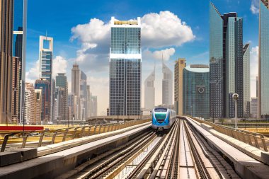 Dubai metro hattı Dubai 'de bir yaz günü, Birleşik Arap Emirlikleri