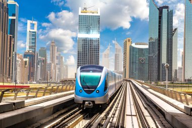 Dubai metro hattı Dubai 'de bir yaz günü, Birleşik Arap Emirlikleri