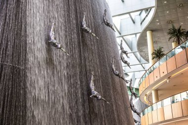 Dubai, Birleşik Arap Emirlikleri - 26 Haziran 2018: Şelale içinde Dubai Alışveriş Merkezi, Türkiye