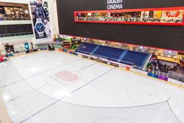 Dubai, Birleşik Arap Emirlikleri - 26 Haziran 2018: Buz pateni pisti, Dubai Mall, Birleşik Arap Emirlikleri