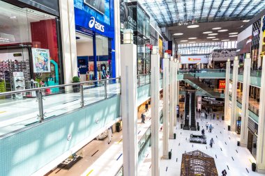 Dubai, Birleşik Arap Emirlikleri - 26 Haziran 2018: Alışveriş içinde Dubai Alışveriş Merkezi, Türkiye