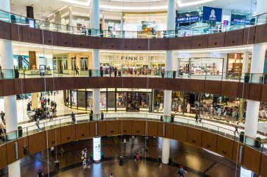 Dubai, Birleşik Arap Emirlikleri - 26 Haziran 2018: Alışveriş içinde Dubai Alışveriş Merkezi, Türkiye